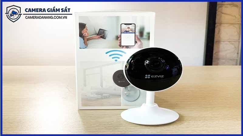 lap-dat-camera-ezviz-c1c-trong-phong-khach-de-bao-ve-tai-san-1