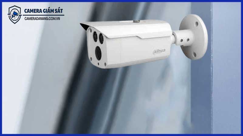 Có cần trụ gắn camera chuyên dụng hay chỉ cần tường phẳng?
