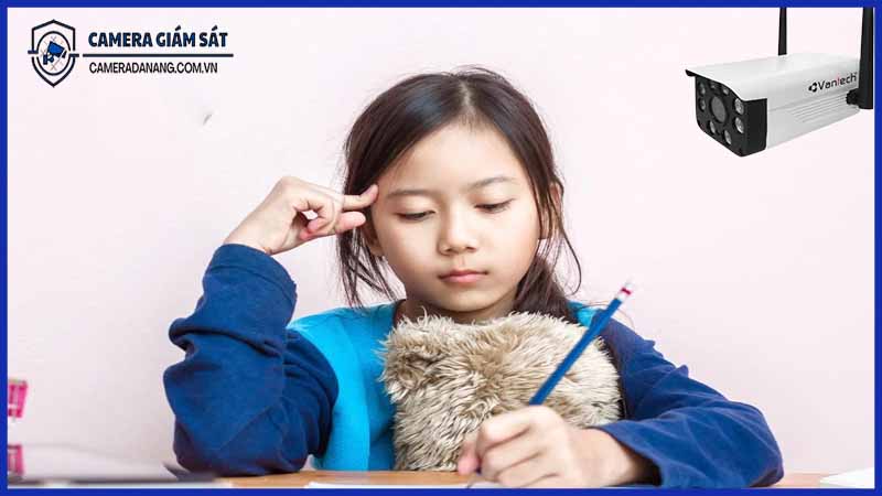 Lắp camera để giám sát con học trực tuyến – hành động đúng hay sai?