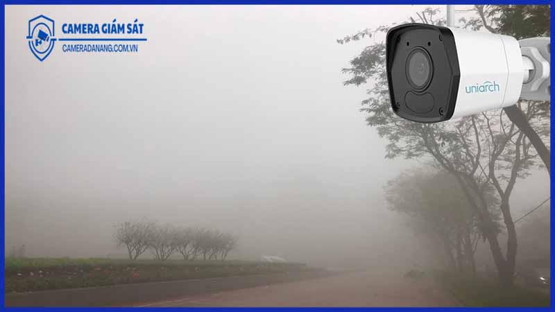 hinh-anh-tu-camera-uniarch-uho-b0a-m2f4-co-bi-mo-khi-troi-toi-nhieu-suong-khong
