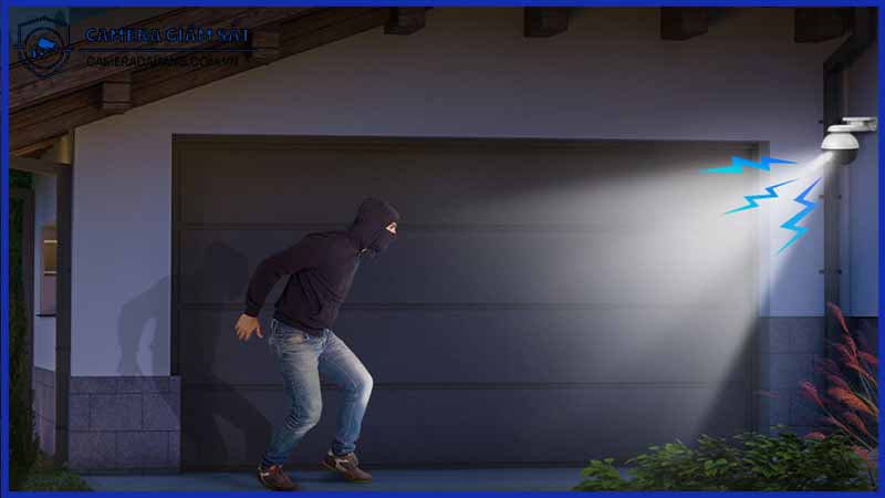 lam-the-nao-camera-ezviz-cs-c8w-giup-bao-ve-hang-hoa-khi-khong-co-mat-truc-tiep-1