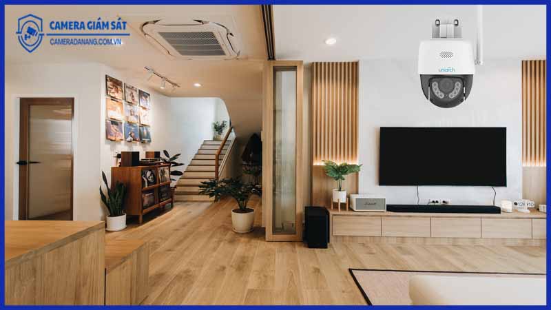 nguoi-giup-viec-can-than-hon-sau-khi-lap-máy ảnh-xoay-3mp