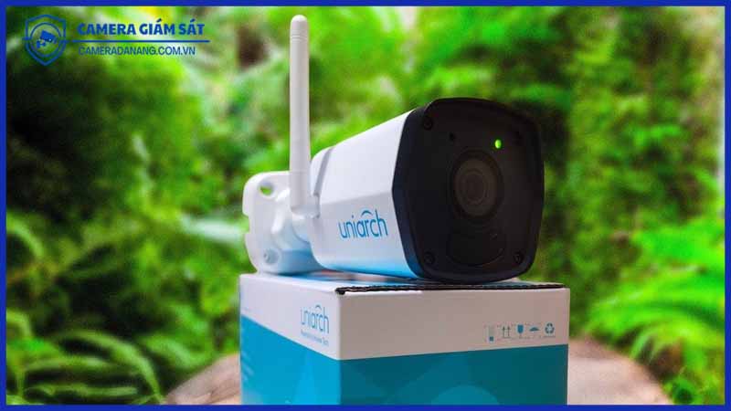 test-do-ben-cua-CAMERA-uniarch-uho-b0a-m2f4-ngoai-troi-duoi-voi-nuoc-va-anh-nang-gat